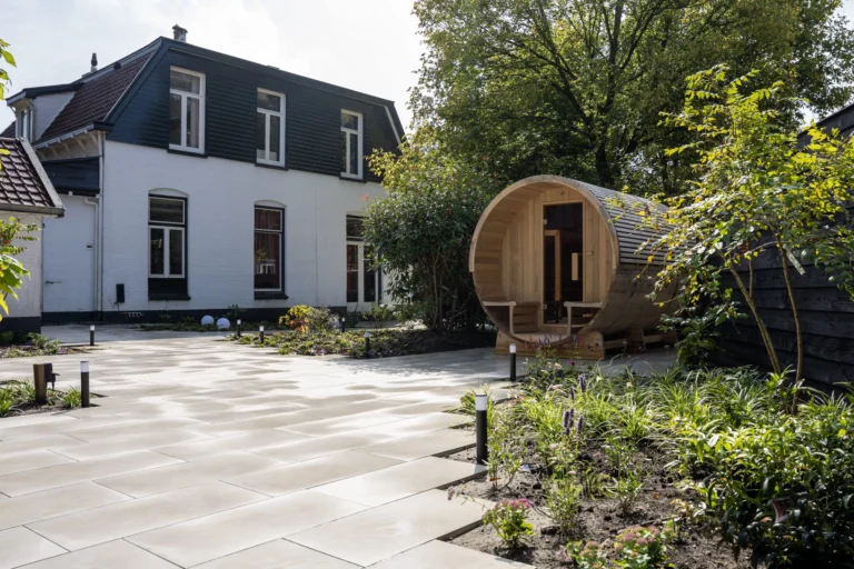 Moderne wellness-tuin met strakke bestrating en houten wand