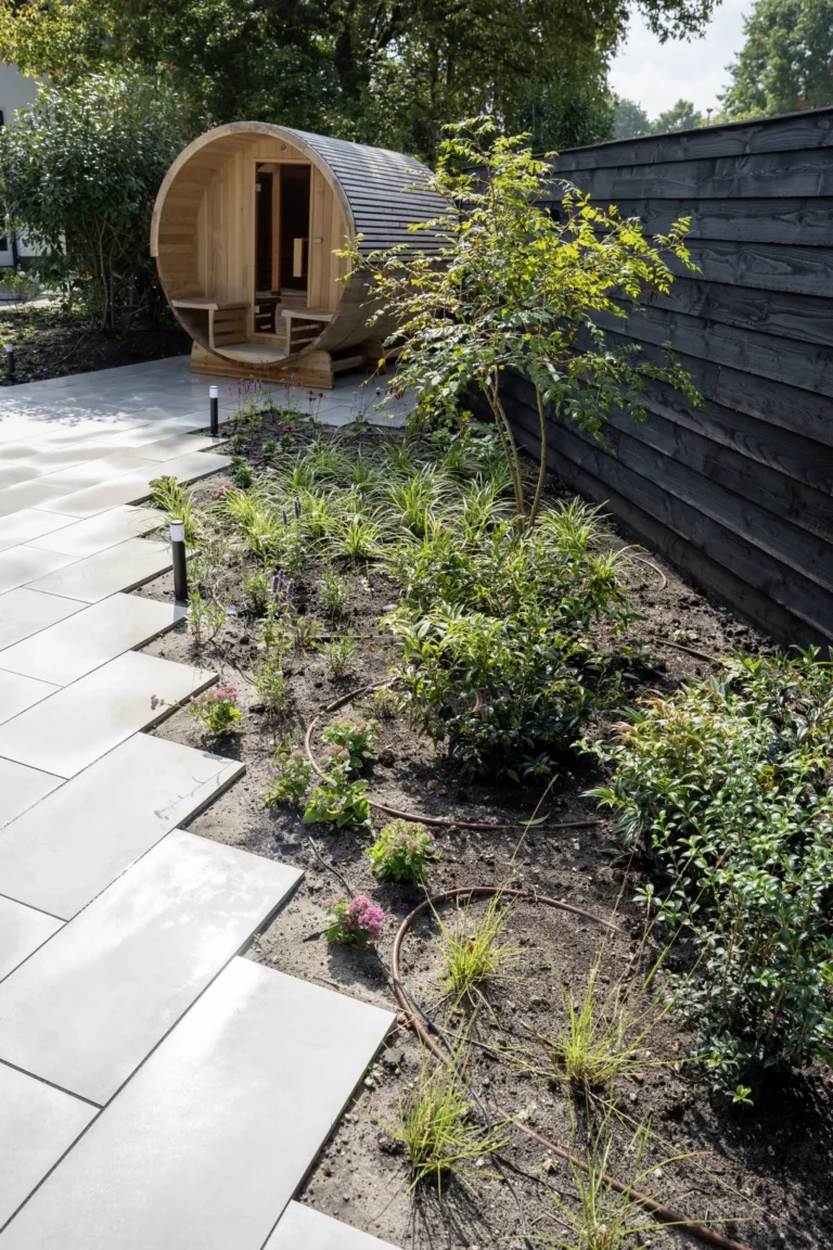 Strak terras met houten scherm in een moderne wellness-tuin