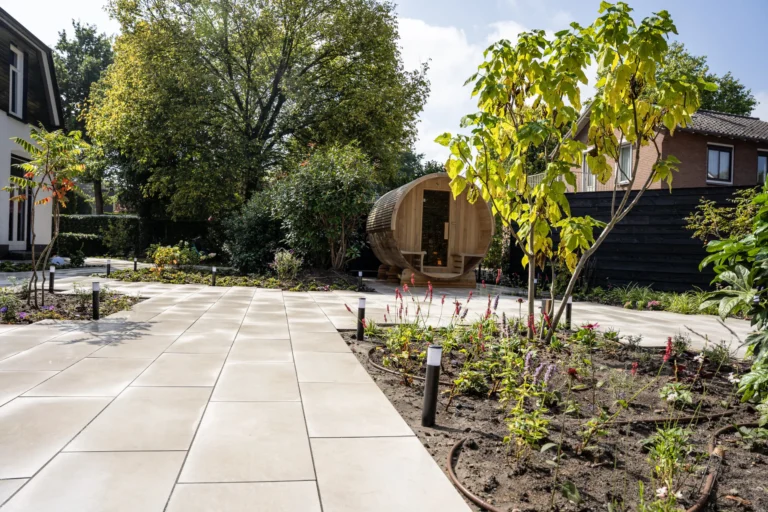 Strakke bestrating en beplanting in een moderne wellness-tuin