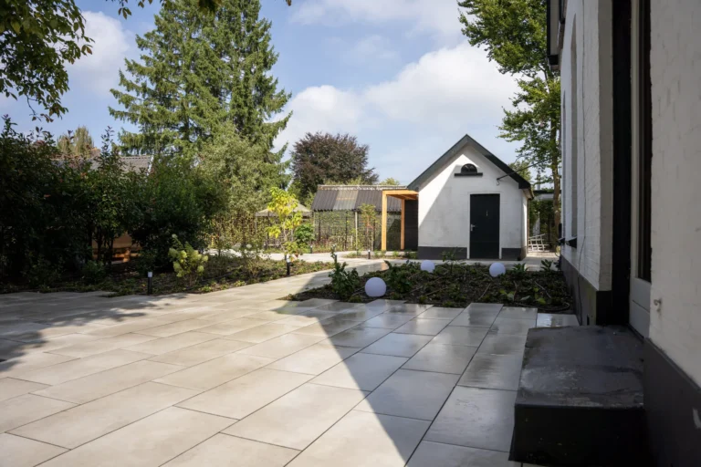 Moderne wellness-tuin met bestrating en groene beplanting