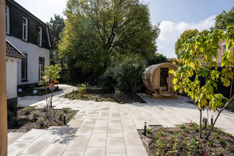 Moderne tuin met overkapping en strak terras in Heerde