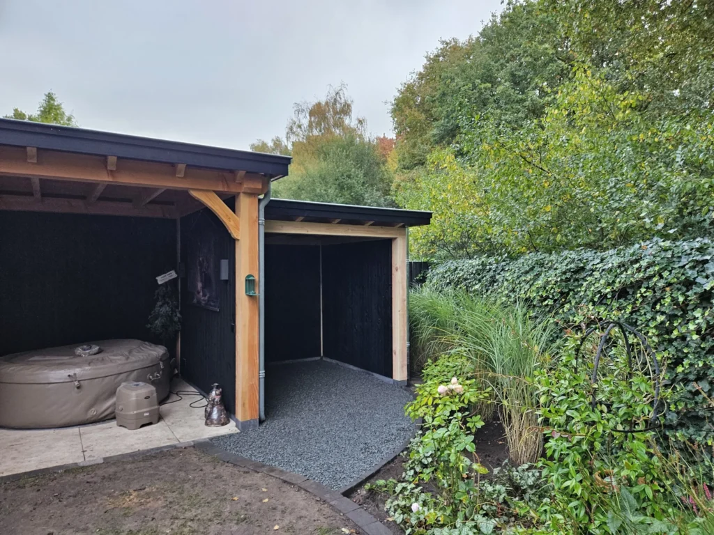 Houten overkapping met terras in een tuin in Heerde