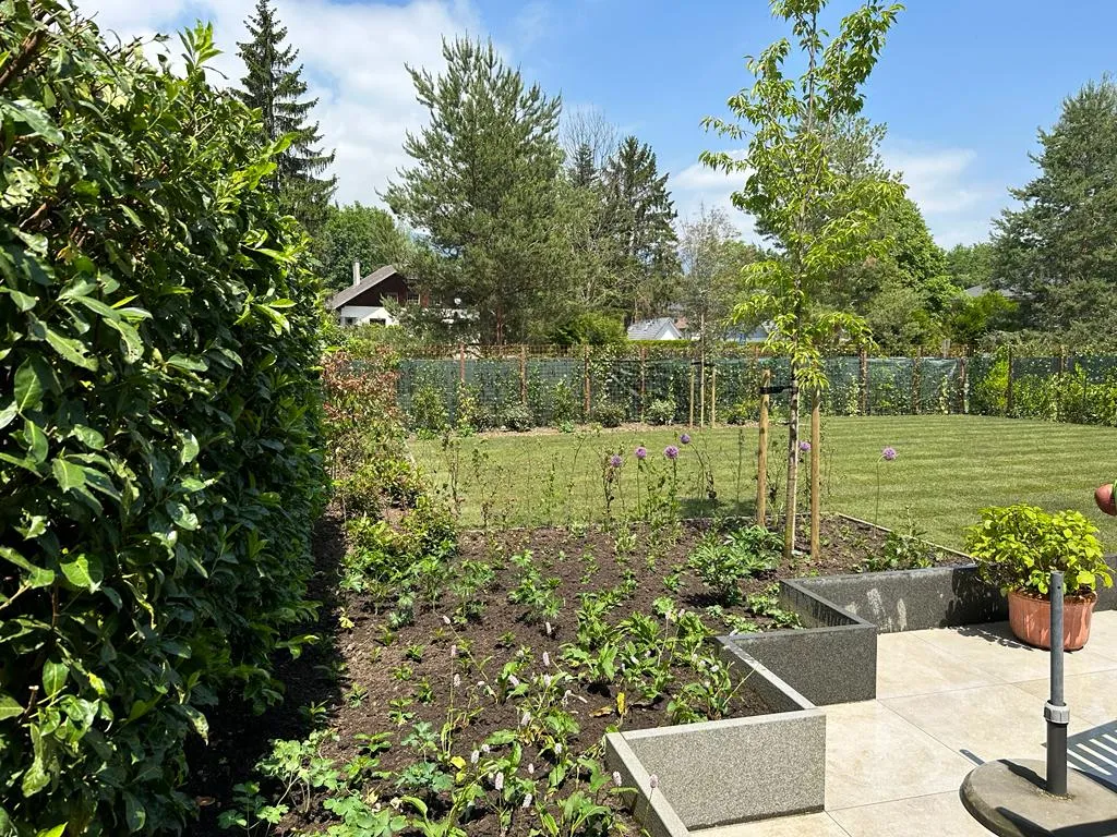 Weelderige borderbeplanting in een villatuin aan het Meer van Genève